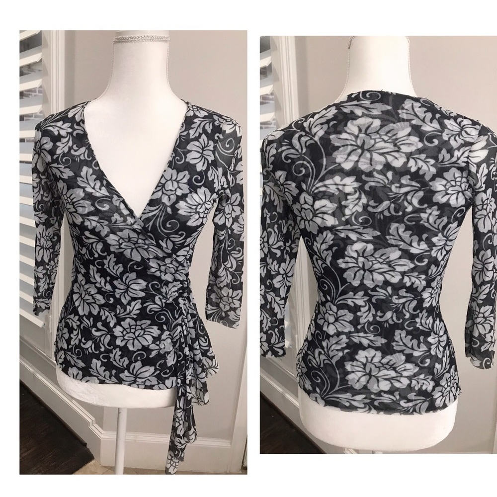 ✨3 for $25✨ White House Black Market Top